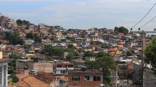 Tiroteio envolvendo PMs deixa um suspeito morto e dois feridos por bala perdida na Zona Norte do Rio