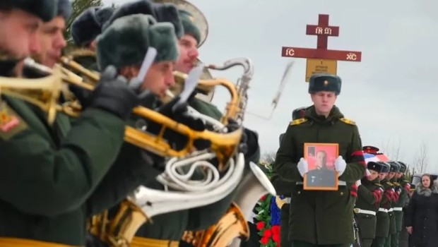 As baixas militares russas são tratadas como segredos de Estado, mas os muitos funerais desde o início do conflito são sinais de que existe um número grande de mortos (Foto: BBC)