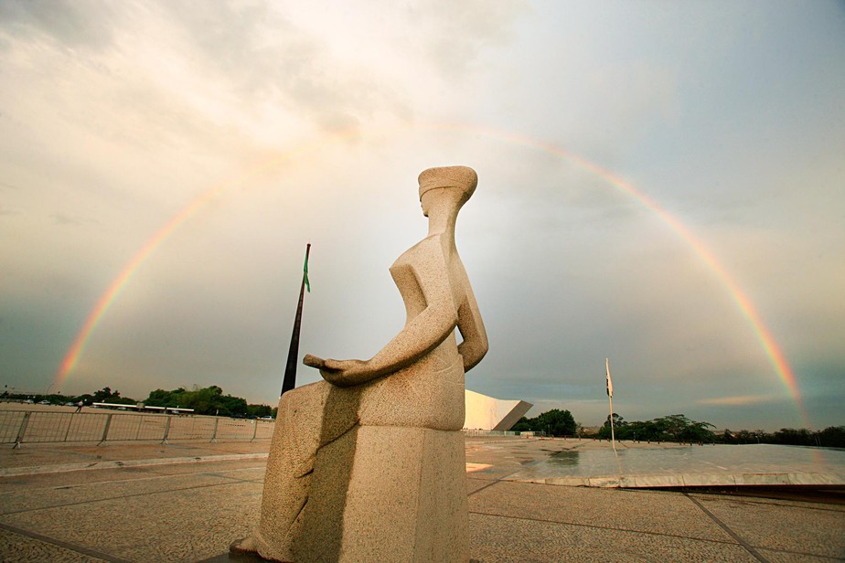 Arco-íris ao entardecer visto Estátua da Justiça