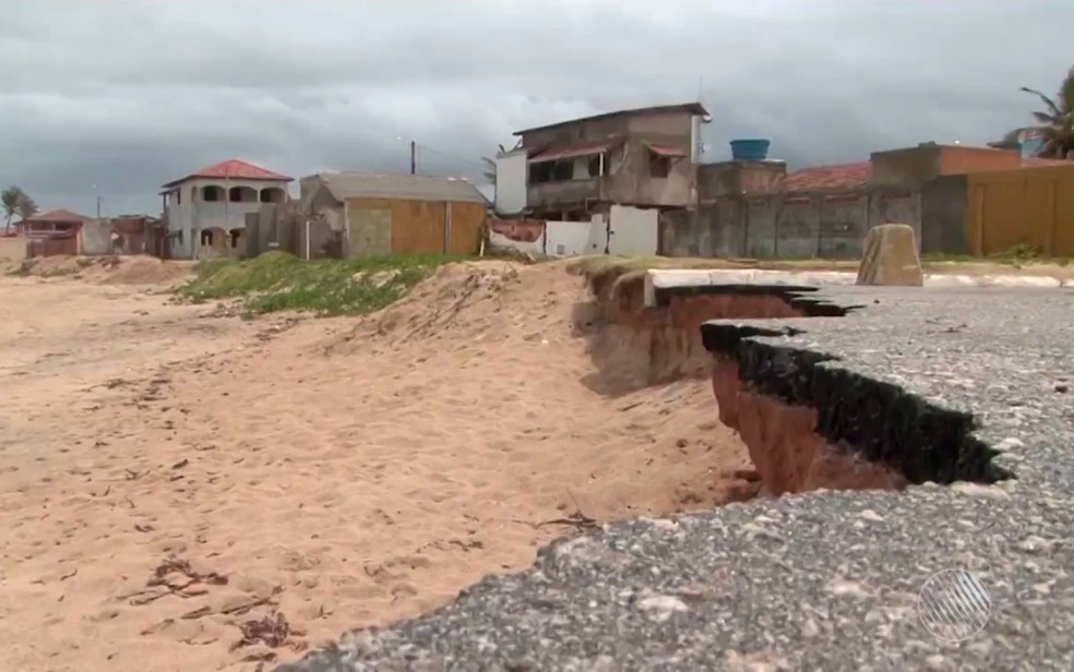Erosão costeira vem ocorrendo na cidade há cerca de 20 anos (Foto: Reprodução/TV Santa Cruz)