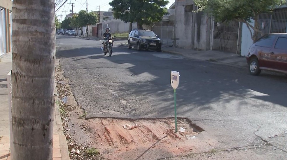 Buracos representam perigo principalmente para motociclistas (Foto: Reprodução / TV TEM)