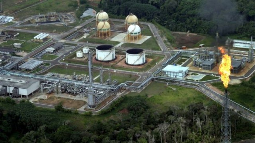 Gás natural não é a mesma coisa que gás de botijão; reajuste deve chegar às famílias via produtos industrializados e conta de luz — Foto: Reuters