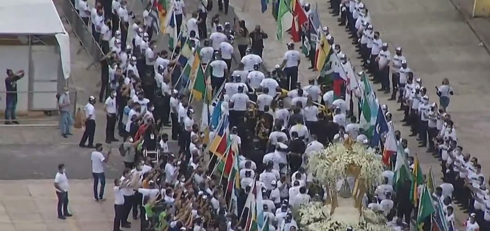 Berlinda com imagem de Nossa Senhora de Nazaré sendo levada para a praça Santuário, em Belém — Foto: TV Liberal/Representação