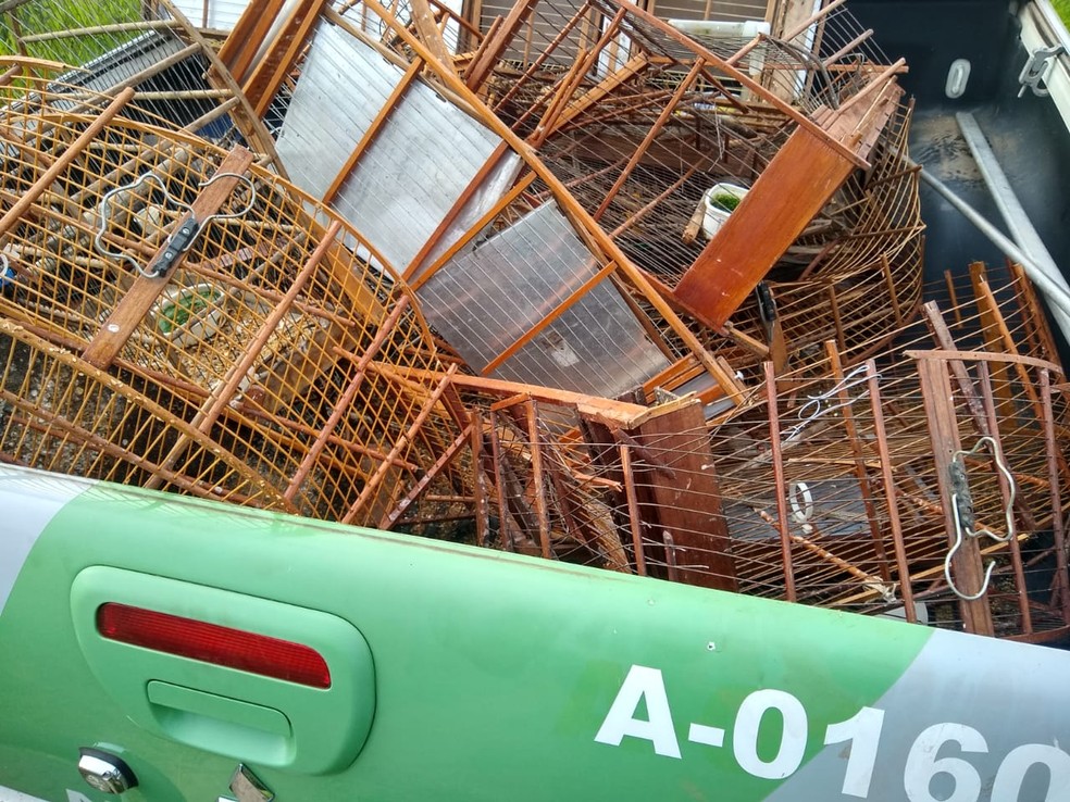 Gaiolas de aves que eram mantidas em cativeiro são destruídas em Itapetininga — Foto: Polícia Militar Ambiental/Divulgação