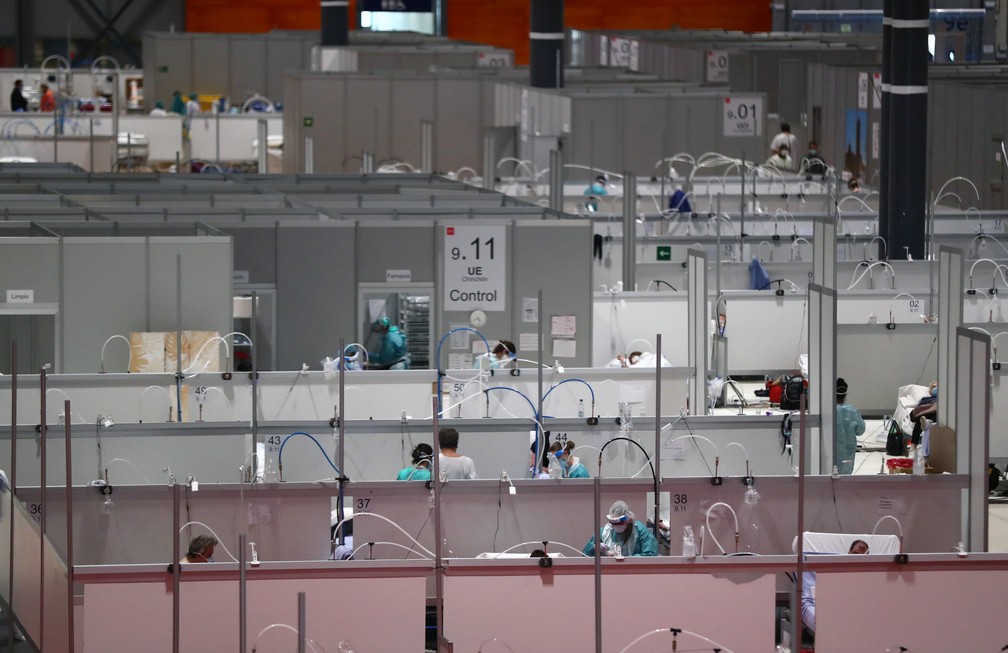 Hospital de campanha montado em centro de convenções em Madri, na Espanha, recebe pacientes com novo coronavírus nesta quinta-feira (2) — Foto: Sergio Perez/Reuters