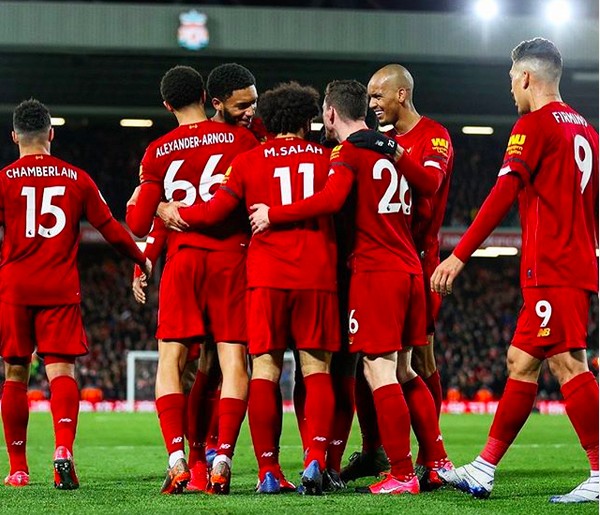 Os jogadores do Liverpool celebrando em um jogo recente da equipe inglesa (Foto: Instagram)