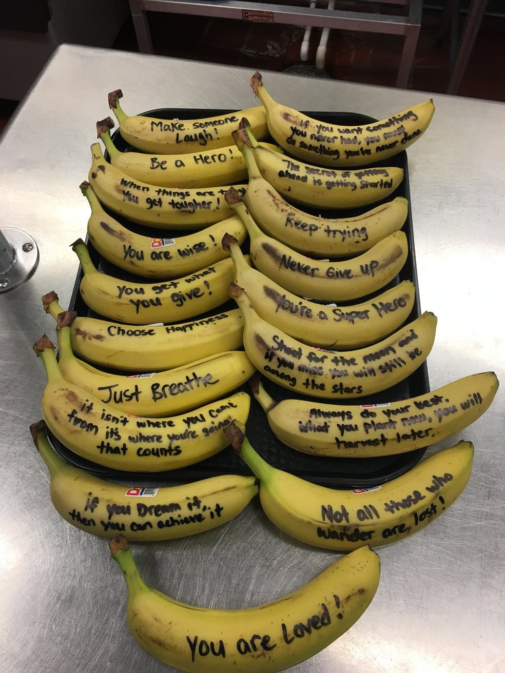 Refeitorio Dos Eua Distribui Bananas Com Frases De Incentivo Aos Alunos Olha Que Legal G1