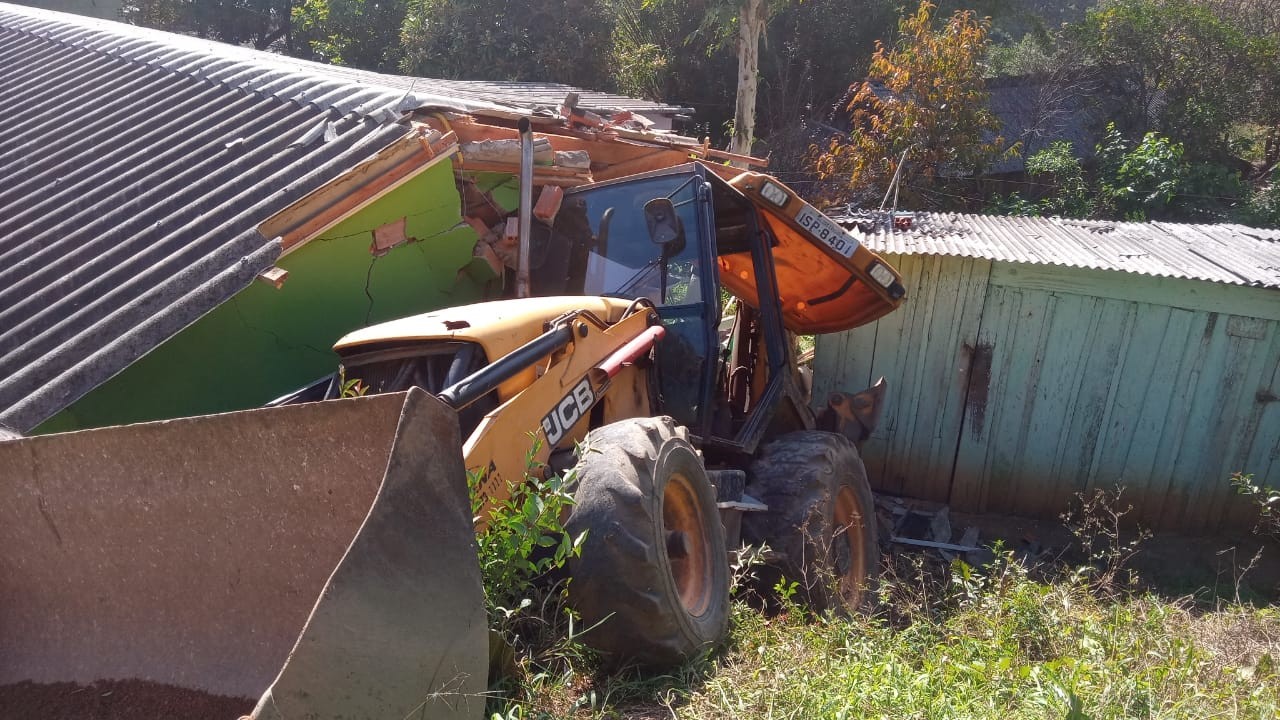 Mulher morre após retroescavadeira tombar sobre casa em Dom Feliciano