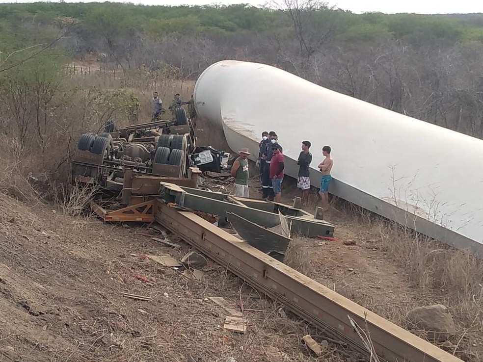 Carreta que transportava pá eólica vira em acidente em Tauá, no Ceará. — Foto: Reprodução