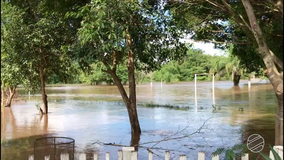 Rio Apa subiu e causou transtornos em Bela Vista (MS) (Foto: Reprodução/TV Morena)