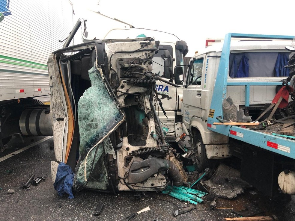 Caminhão que causou acidente ficou totalmente destruído — Foto: Divulgação/PRF
