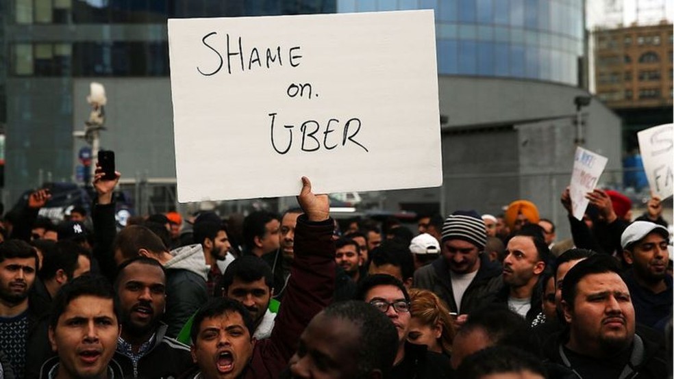 'Vergonha, Uber', diz um cartaz em protesto de motoristas em Nova York — Foto: Getty Images via BBC