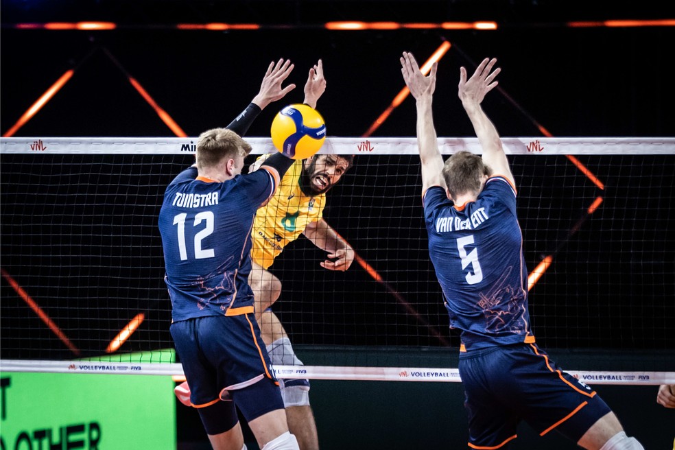 Wallace pontua contra a Holanda na Liga das Nações — Foto: Divulgação/FIVB
