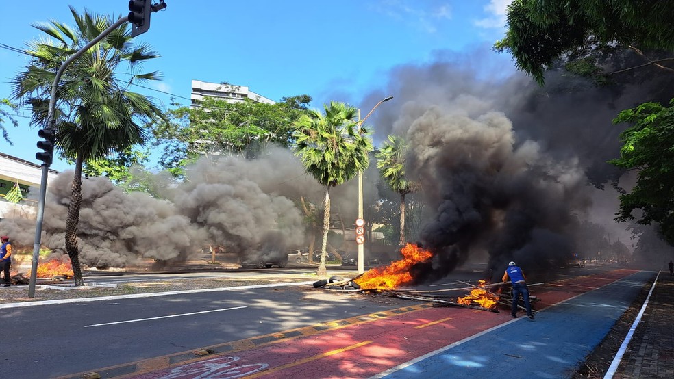 Trabalhadores do transporte, carroceiros e cadeirantes fazem protesto unificado em Teresina  — Foto: Renan Nunes/Tv Clube