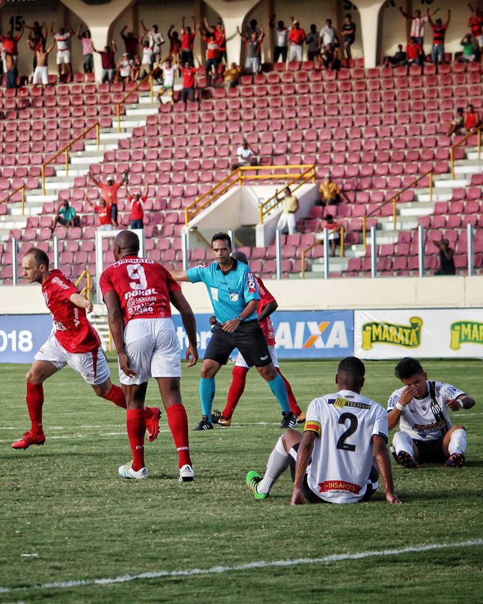 Danilo Rios marca o gol da vitória do Sergipe (Foto: Wendell Rezende)
