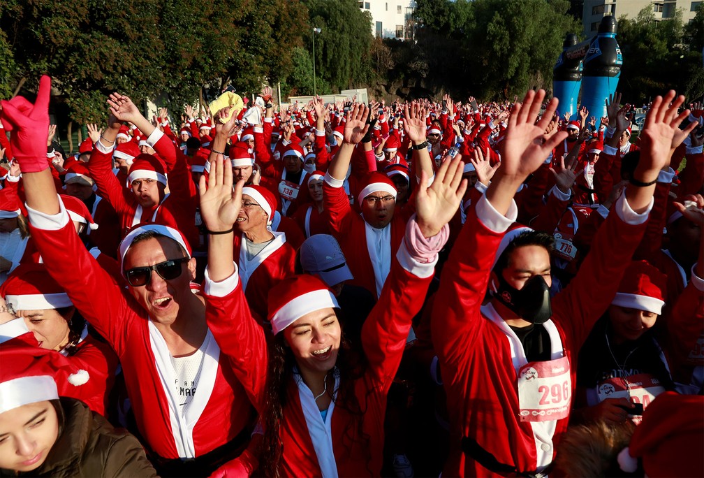 Multidão fantasiada de Papai Noel se prepara para corrida na Cidade do México — Foto: Henry Romero/Reuters