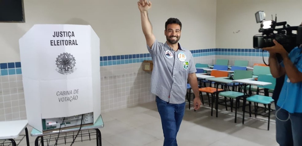 Vinícius Miguel vota em Porto Velho — Foto: Cássia Firmino/G1