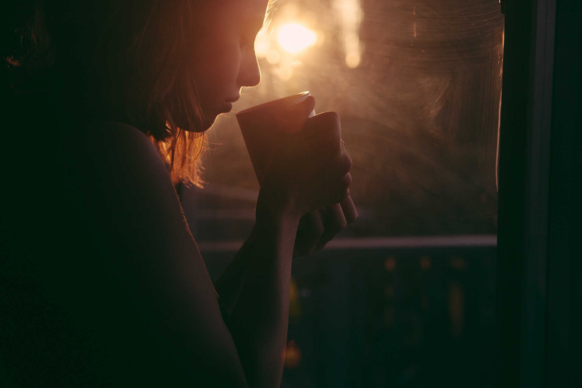 mulher tomando chá quente (Foto: Pixabay)