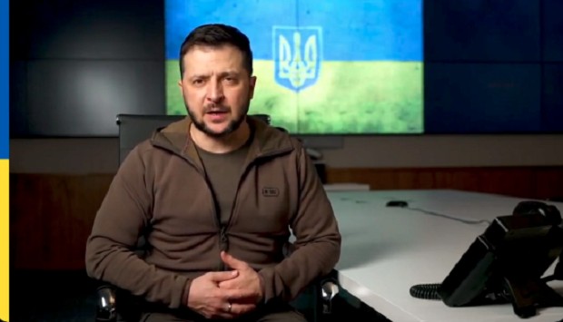 Volodymyr Zelenskyy, presidente da Ucrânia, utilizando a blusa da M-TAC (Foto: Reprodução / Twitter )
