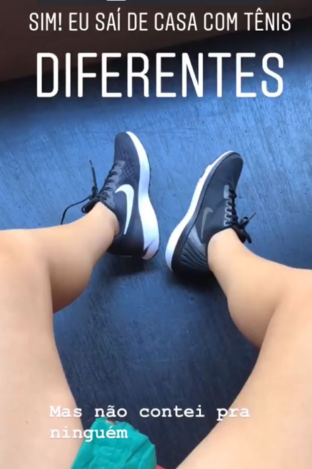 Fernanda Souza exibe tênis diferentes em cada pé (Foto: Reprodução)