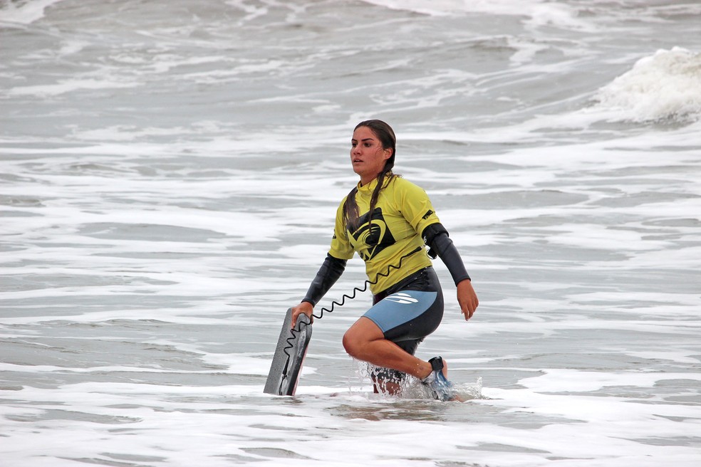 Geovana saindo após apresentar a bateria  — Foto: Thaise Oliveira/Jogos de Aventura e Natureza