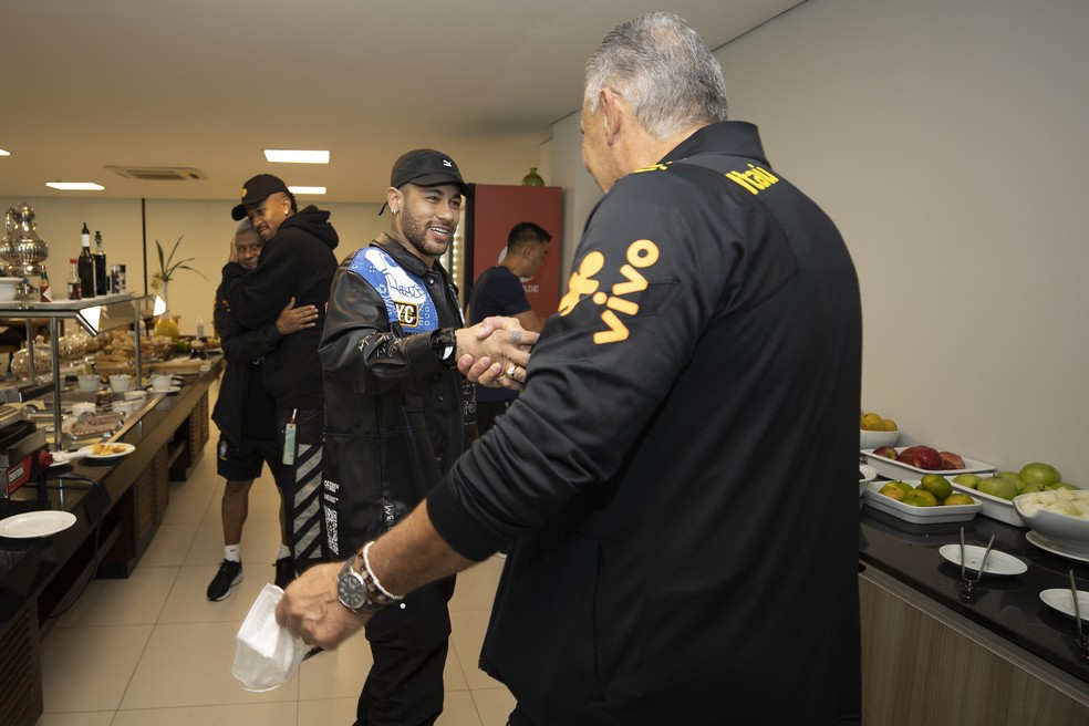 Neymar cumprimenta Tite na apresentação à seleção brasileira — Foto: Lucas Figueiredo / CBF