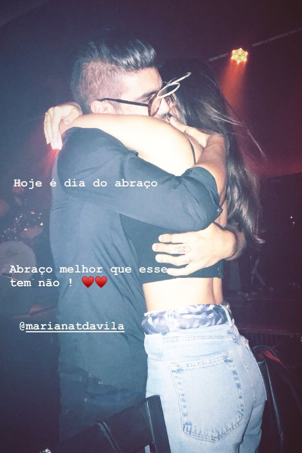 Caio Castro agarra Mariana D'Ávila em abraço apertado (Foto: Reprodução/Instagram)