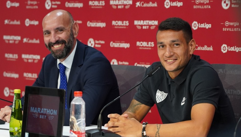Rony Lopes ao lado de Monchi, diretor esportivo do Sevilla — Foto: Divulgação