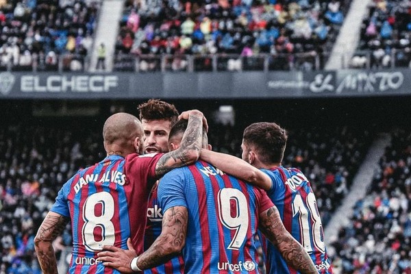 Barça, com Daniel Alves e seus principais jogadores, tenta seguir sem perder em 2022 em La Liga (Foto: instagram)