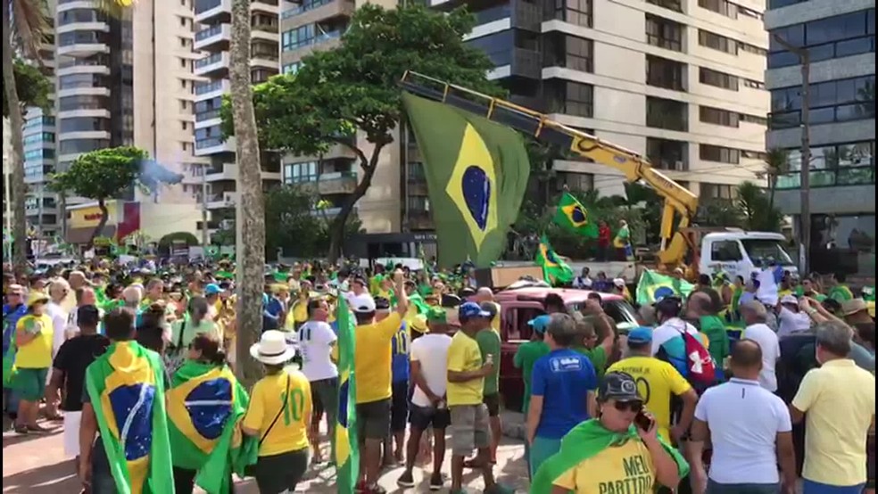 Centenas de pessoas se reúnem na Avenida Boa Viagem, na orla do Recife, em manifestação contra o Congresso e o STF — Foto: Reprodução/TV Globo