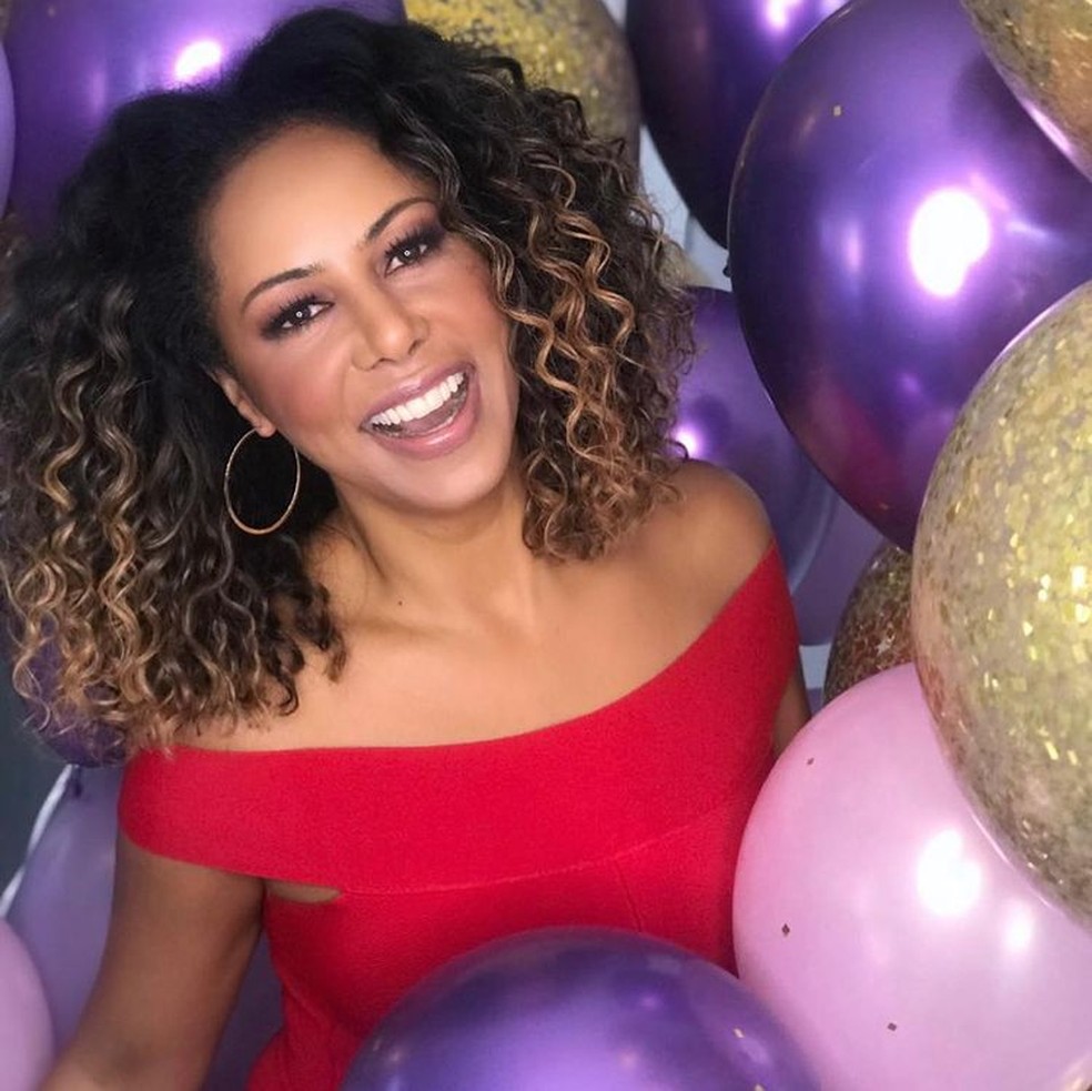 Aos 51 anos, Valéria Valenssa, a primeira Globeleza, é empresária e palestrante — Foto: Reprodução/Instagram