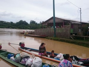 Moradores de ⁠⁠⁠Guajará passaram a transportar pertences em canoas após água atingir vias, em fevereiro de 2017 (Foto: Divulgação/Defesa Civil)