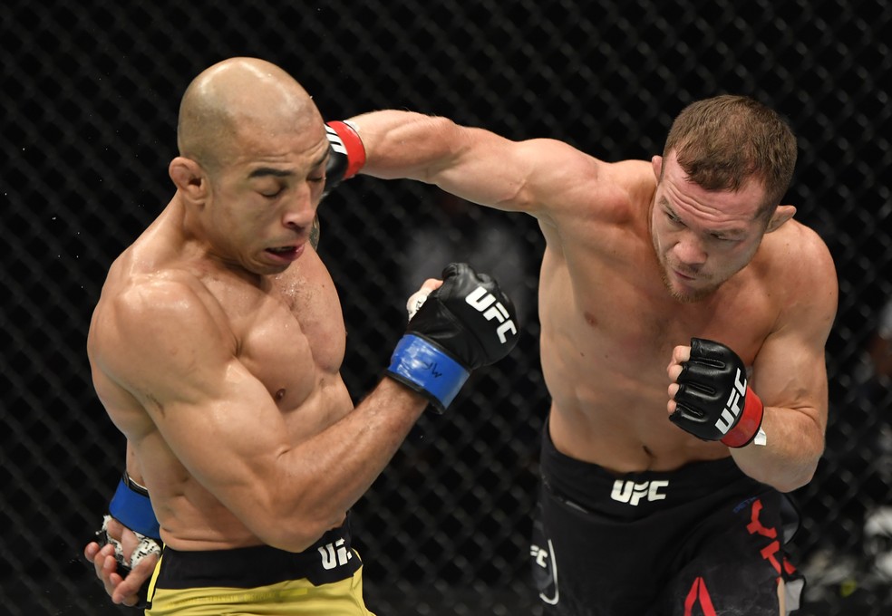 Petr Yan conectou golpes duros em José Aldo no UFC 251 — Foto: Getty Images
