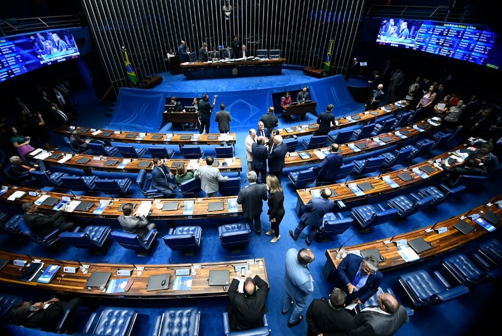 Senadores reunidos no plenário durante a sessão desta quarta-feira (5) — Foto: Marcos Oliveira/Agência Senado