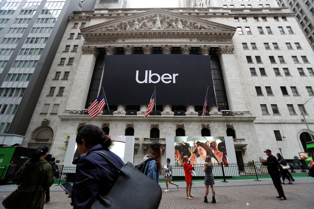Faixa da Uber em frente Ã  bolsa de valores de Nova York nesta sexta-feira (10). â€” Foto: Andrew Kelly/Reuters