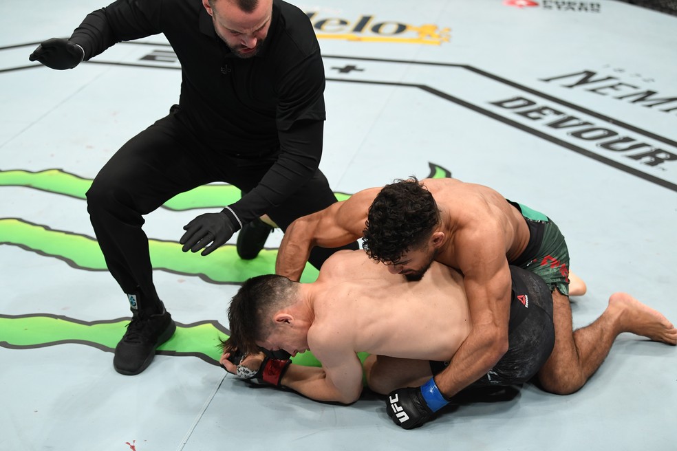 Khalid Taha nocauteia Boston Salmon no primeiro round no UFC 236 â?? Foto: Getty Images
