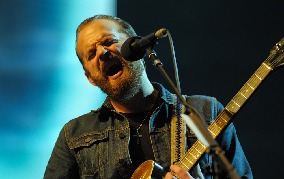 Caleb Followill durante o show da banda norte-americana Kings of Leon — Foto: Flavio Moraes/G1