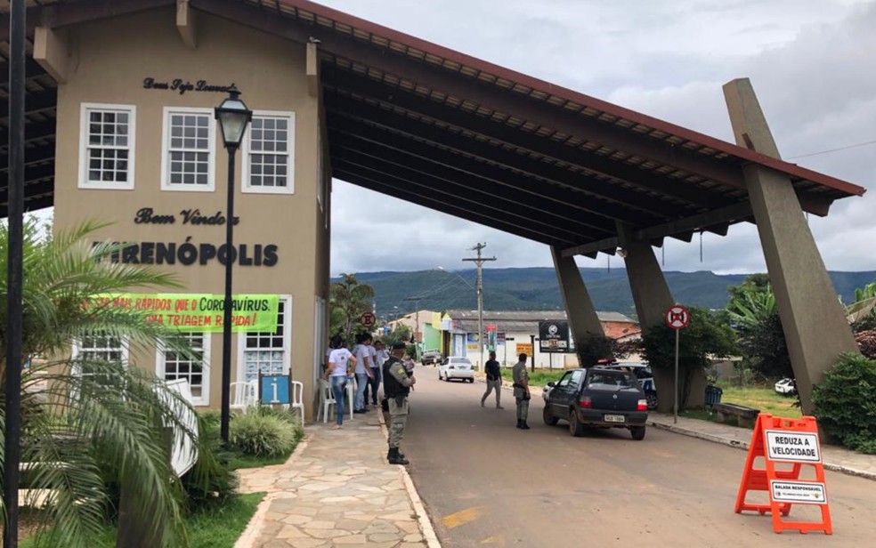 Prefeitura de Pirenópolis e Polícia Militar fiscalizam entrada de visitantes em Pirenópolis — Foto: Reprodução/TV Anhanguera
