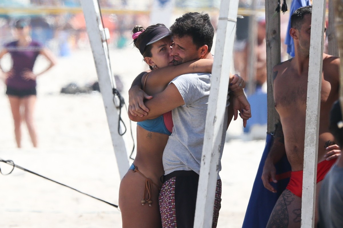 Barbara Coelho e o marido, Felipe Russo, juntos na praia (Foto: Dilson Silva/AgNews)