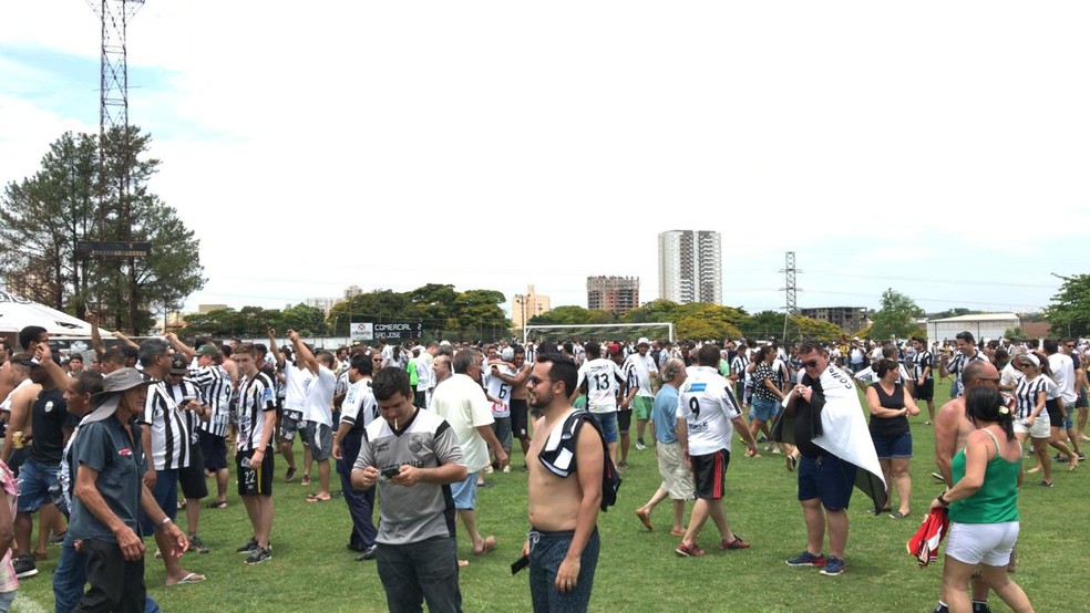 Torcedores invadem o gramado para comemorar a volta do Comercial Ã  SÃ©rie A3 do Campeonato Paulista â€” Foto: PH Moreno