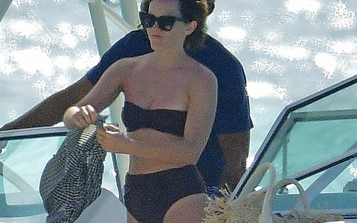 Emma Watson usa tomara que caia e hot pants em passeio de barco no Caribe