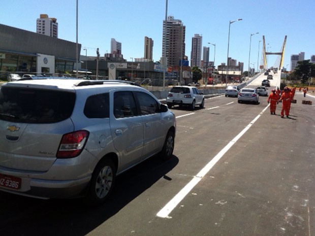 Viaduto estaiado foi liberado para tráfego de veículos na manhã desta segunda (9) (Foto: Felipe Gibson/G1)