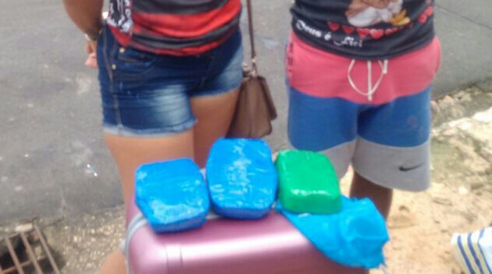 Casal estava com a droga escondida em uma mala no porto de OriximinÃ¡ (Foto: DivulgaÃ§Ã£o/PM)