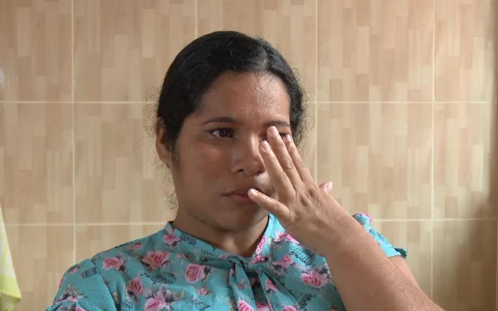 Emocionada, mãe de Wagner diz que o quadro clínico do menino tem piorado por falta da medicação — Foto: Reprodução/Rede Amazônica Acre