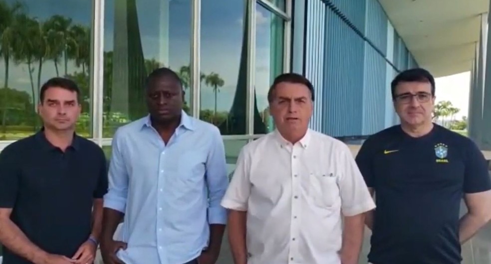 Em vídeo, Bolsonaro aparece ao lado do senador Flávio Bolsonaro, do deputado federal Hélio Lopes e do ministro das Relações Exteriores, Carlos Alberto França.  — Foto: Reprodução/Redes Sociais