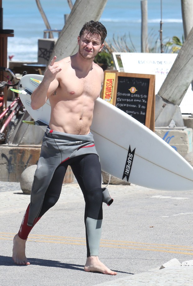 Klebber Toledo mostra o físico definido em dia de surfe no Rio Quem QUEM News