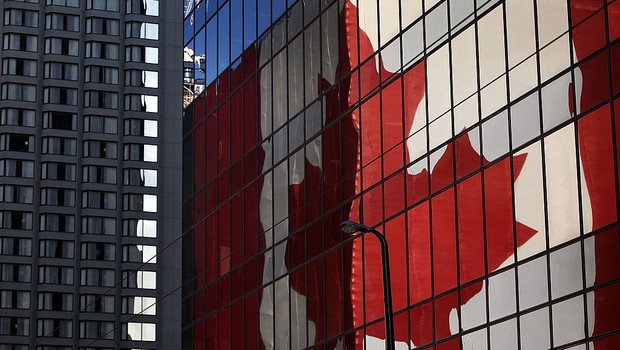 Bandeira do Canadá refletida em prédio de Vancouver  (Foto: Christopher Furlong/Getty Images)