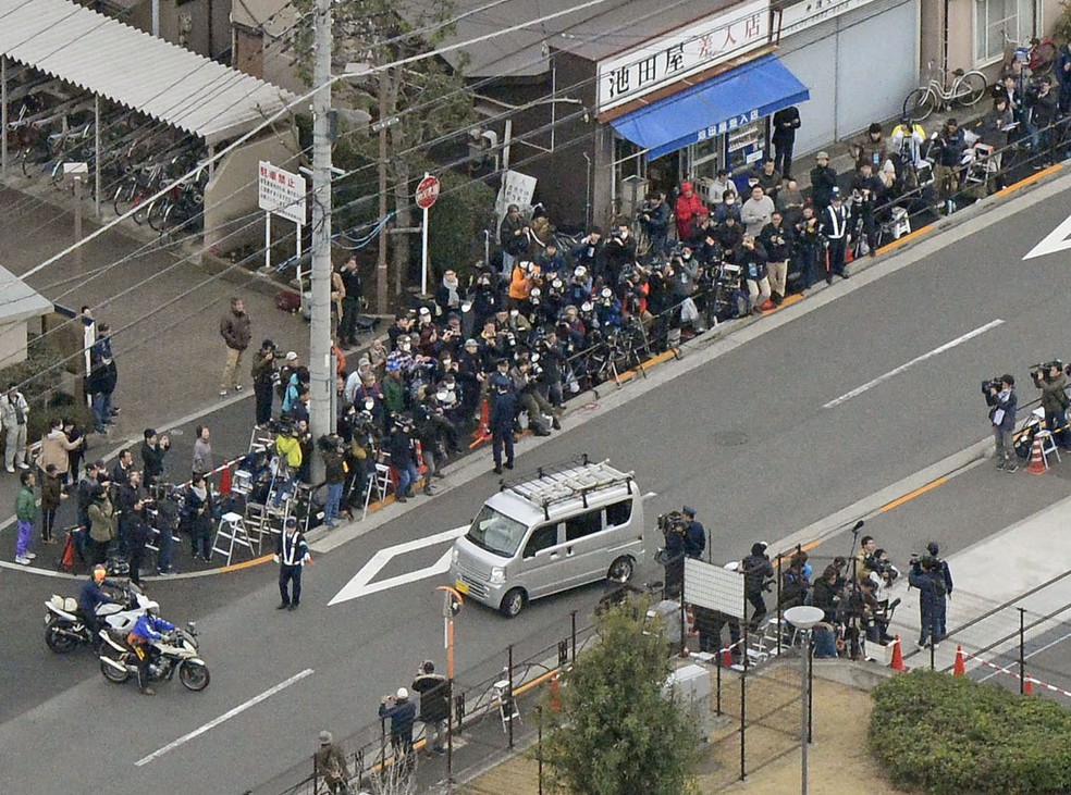 Casa de Detenção do bairro de Kozuge, em Tóquio, cercada por pessoas à espera de Carlos Ghosn — Foto: Kyodo/Reuters