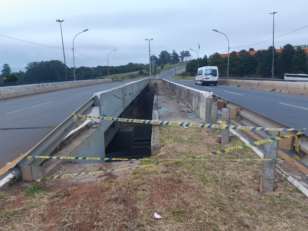 Grade de proteção foi derrubada no acidente — Foto: Divulgação/PRF