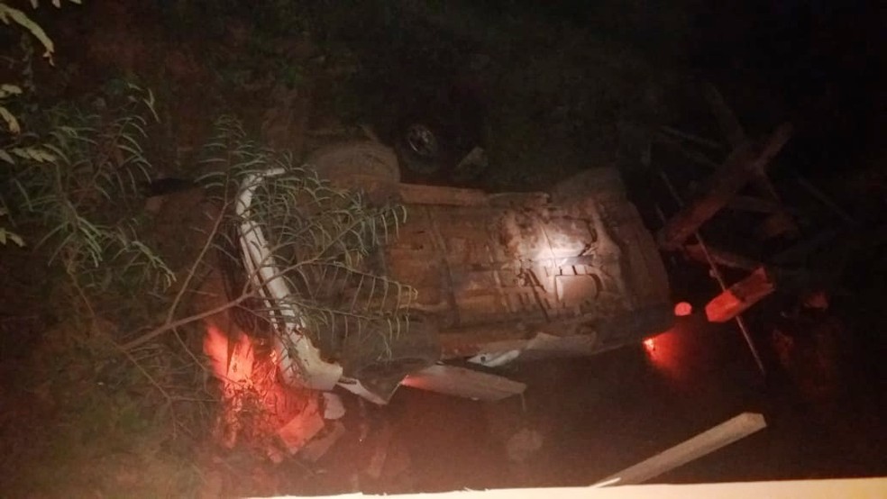 Caminhonete do veterinário caiu da ponte na MT-174, em Juruena — Foto: Divulgação